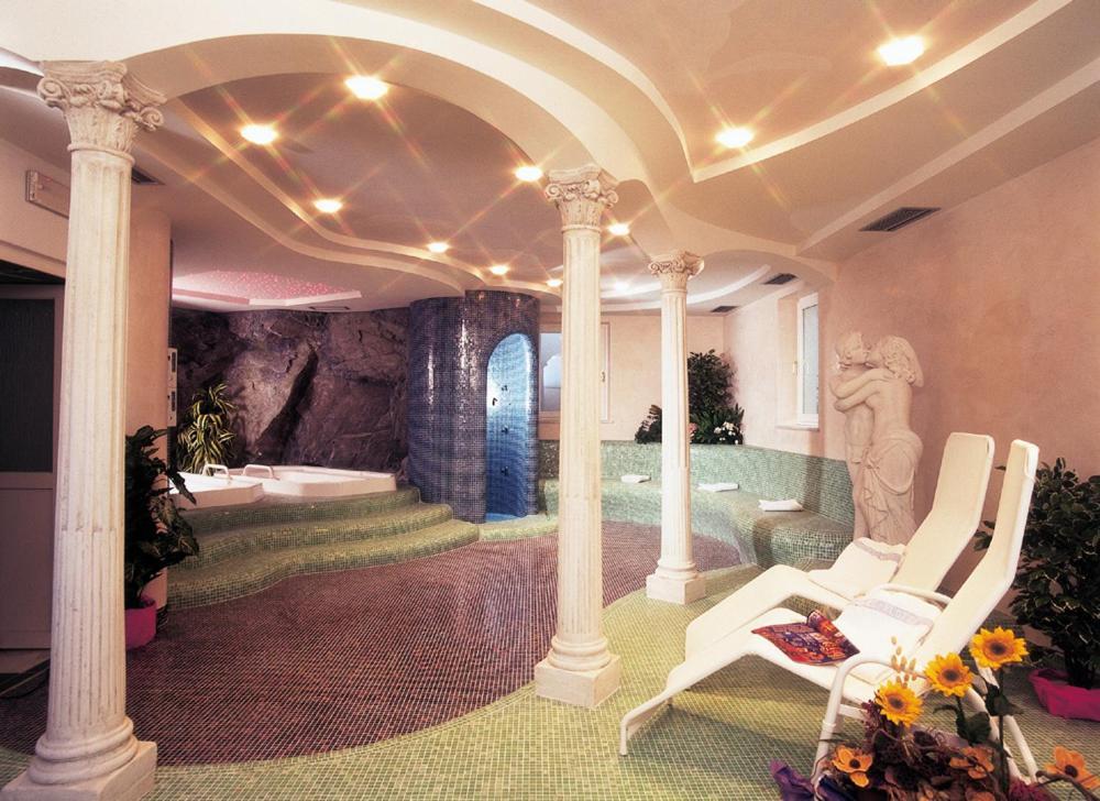 Hotel Klotz San Leonardo in Passiria Esterno foto
