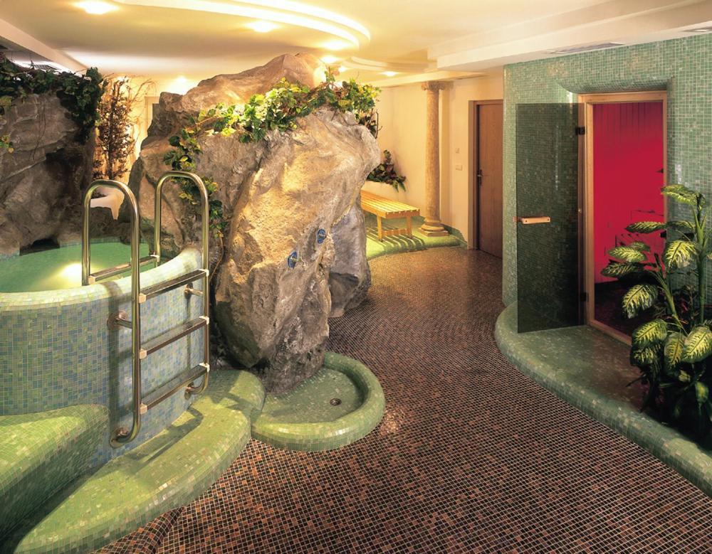 Hotel Klotz San Leonardo in Passiria Esterno foto