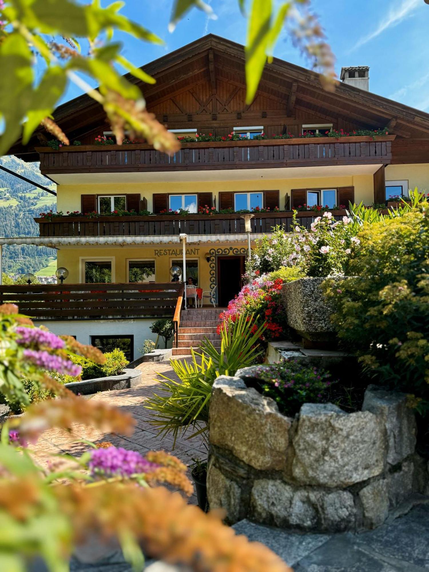 Hotel Klotz San Leonardo in Passiria Esterno foto
